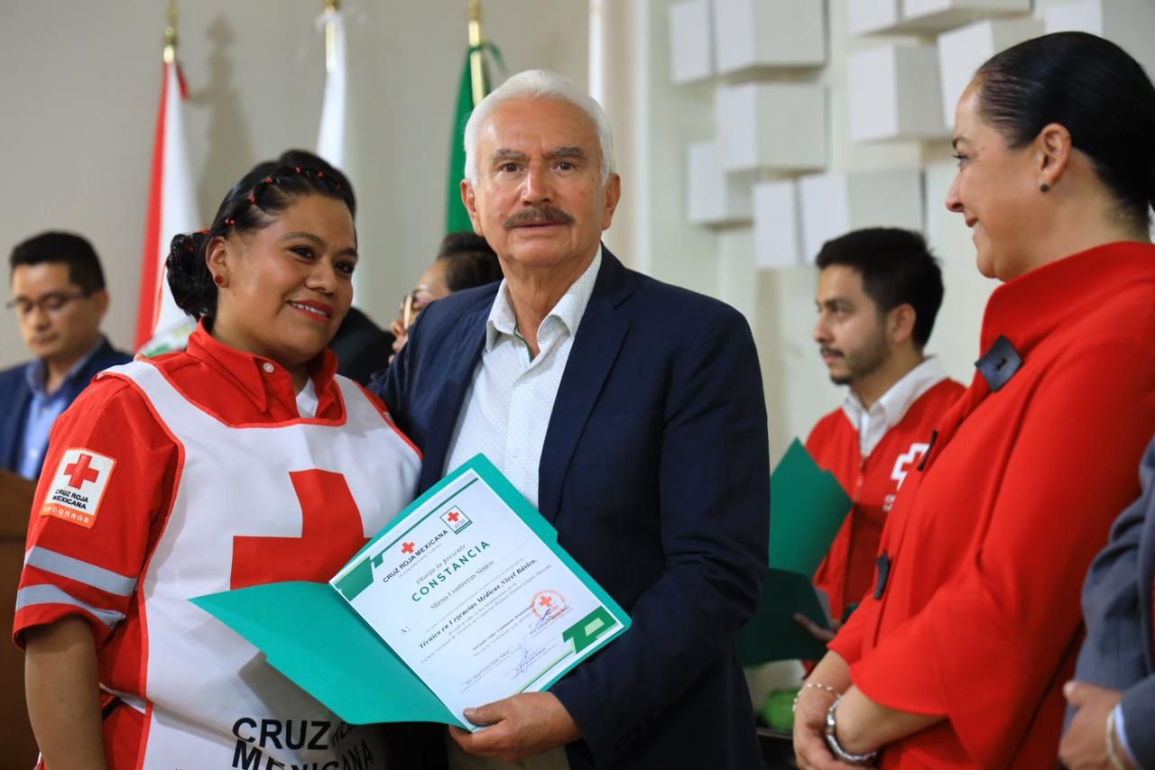 Apadrina Presidente Municipal de Chiautempan a generación de TUM de Cruz Roja Mexicana